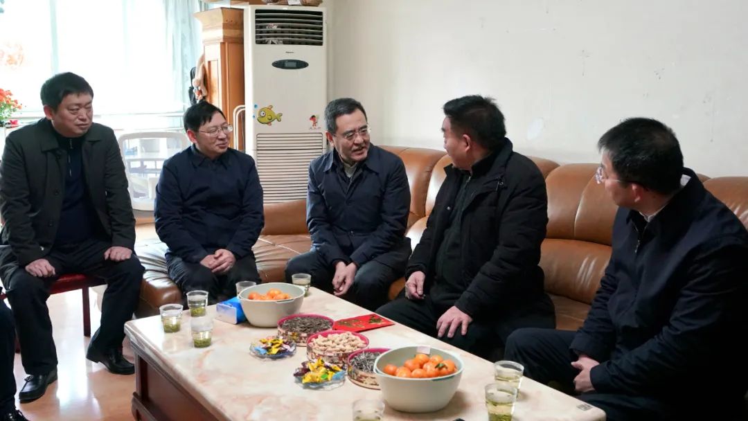 省国资委党委书记、主任冯文生等领导走访慰问省尊龙凯时集团老党员、老干部