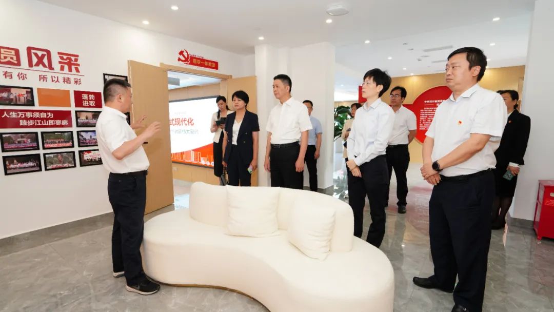 福建省人民政府国有资产监督管理委员会修兴高一行莅临尊龙凯时党？疾斓餮