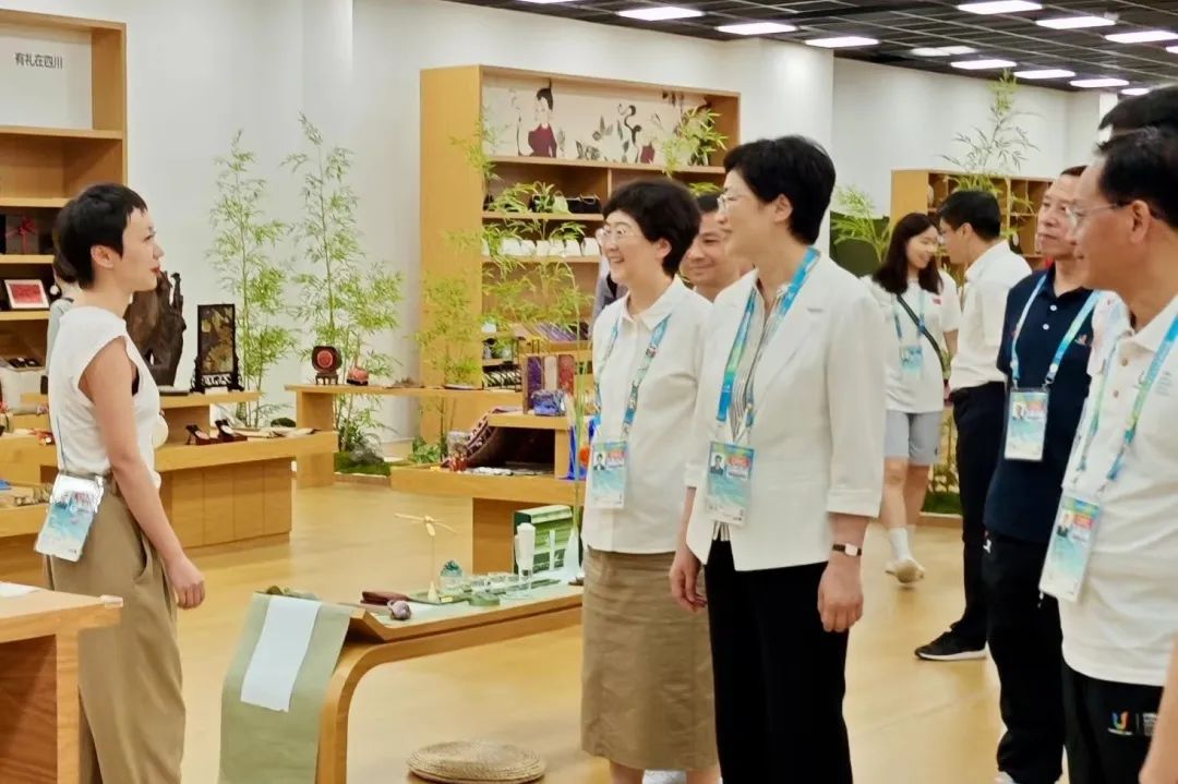 省、市领导视察大运村“有礼在四川”四川特色商品馆