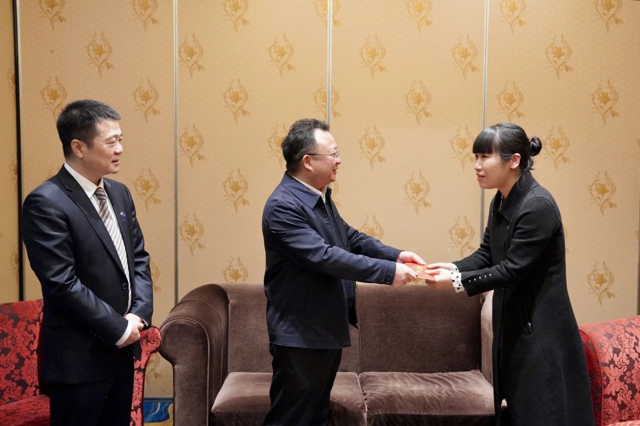 省国资委党委委员、副主任何政一行走访慰问省尊龙凯时集团生活困难党员