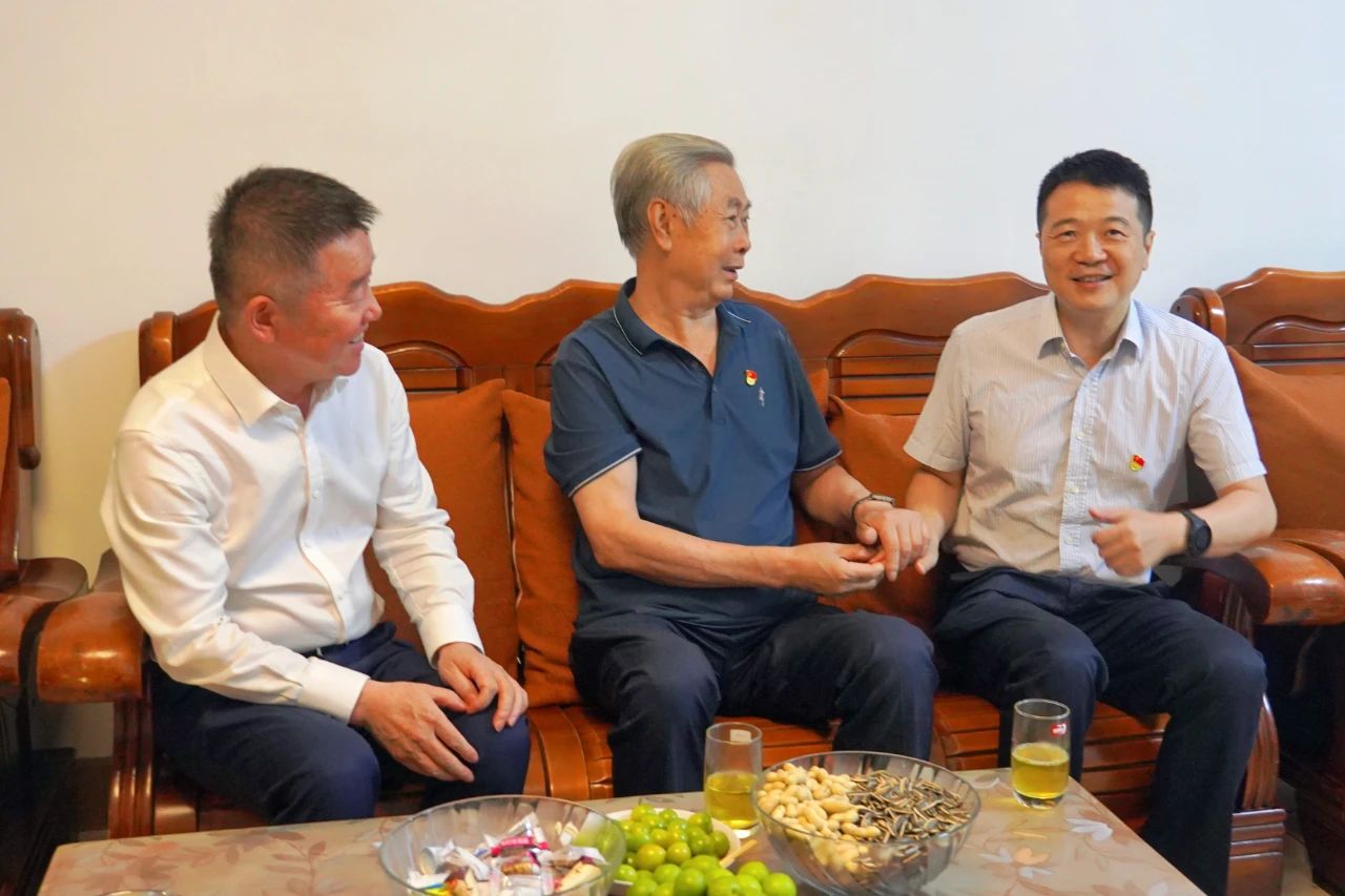 省尊龙凯时集团党委书记、董事长游勇开展“七一”走访