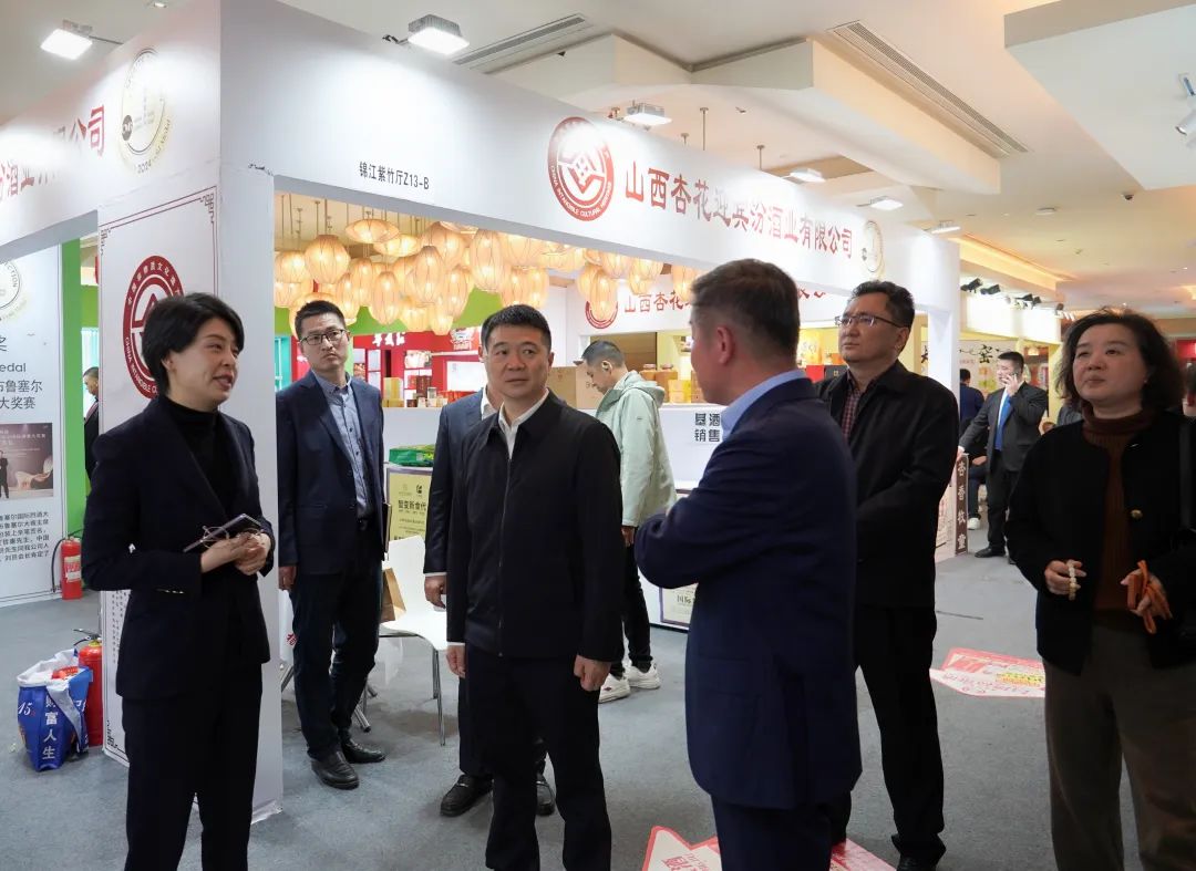省尊龙凯时集团党委书记、董事长游勇率队到2025锦江宾馆春季酒类商务洽谈会现场检查指导重点工作